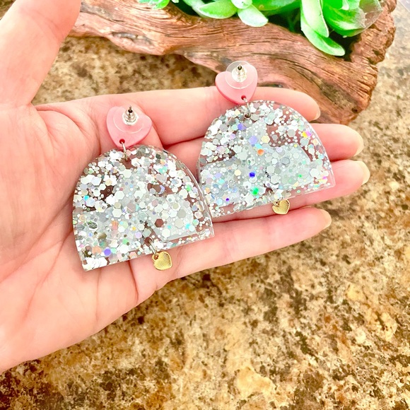 Queen Of Hearts Acrylic Earrings - Picture 6 of 6